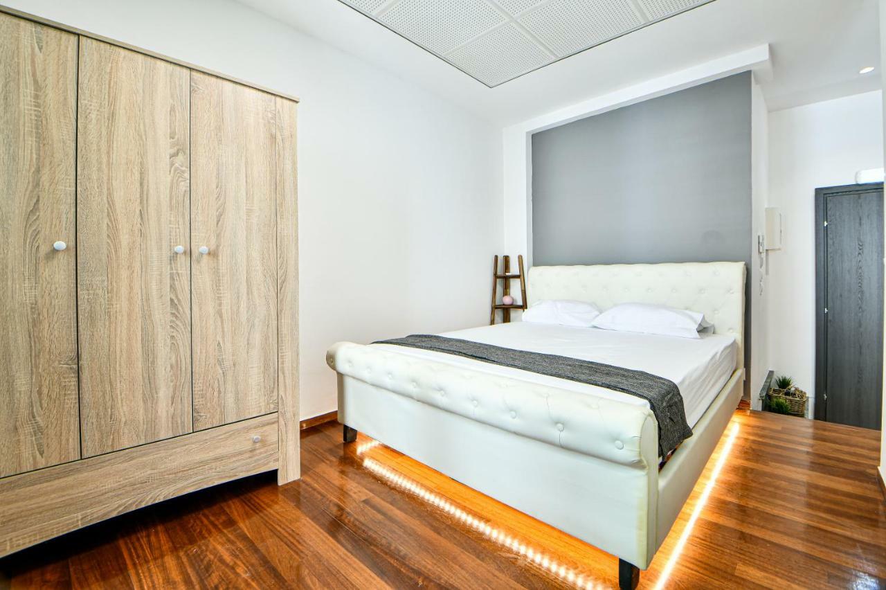 Flowers Of Athens, Boutique Aparthotel With 6-Apartments In Central Athén Kültér fotó
